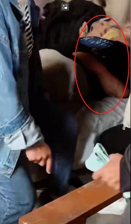 摸照片痛哭妻子崩溃晕厥车祸原因曝光pg电子平台34岁卡车司机去世父母(图8)