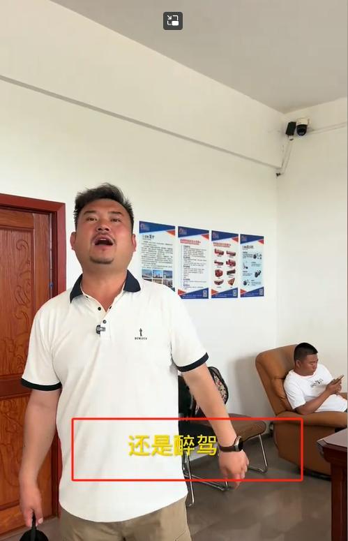 摸照片痛哭妻子崩溃晕厥车祸原因曝光pg电子平台34岁卡车司机去世父母(图6)