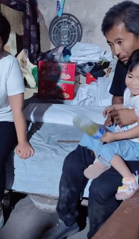 摸照片痛哭妻子崩溃晕厥车祸原因曝光pg电子平台34岁卡车司机去世父母(图13)