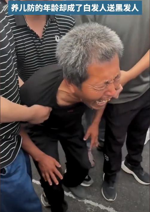 摸照片痛哭妻子崩溃晕厥车祸原因曝光pg电子平台34岁卡车司机去世父母(图12)