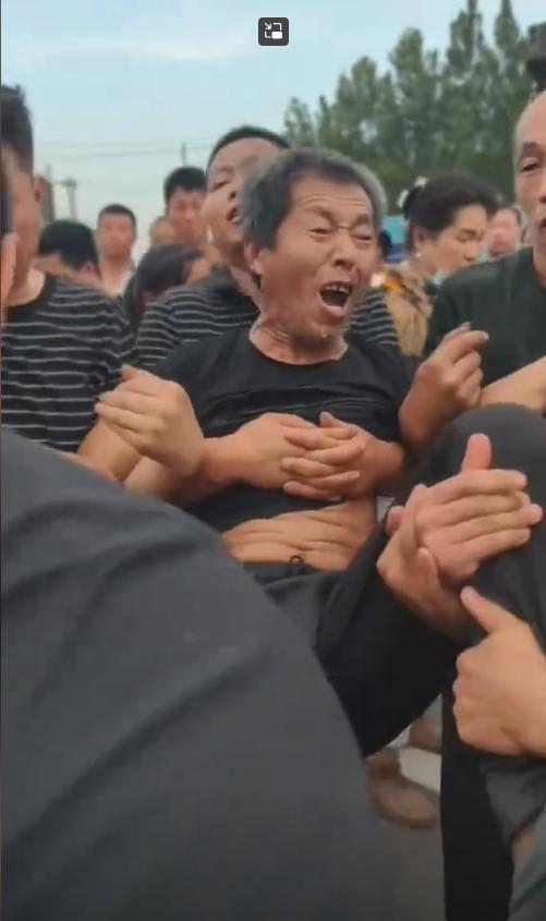摸照片痛哭妻子崩溃晕厥车祸原因曝光pg电子平台34岁卡车司机去世父母(图15)