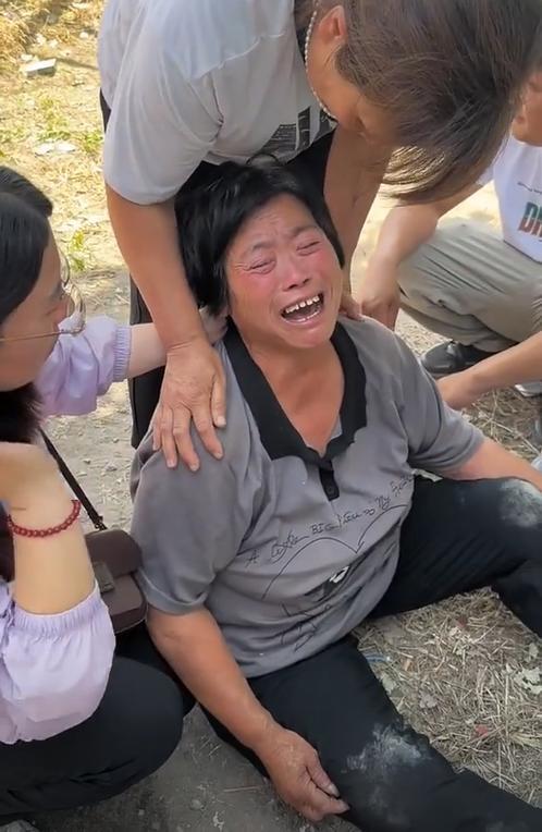 摸照片痛哭妻子崩溃晕厥车祸原因曝光pg电子平台34岁卡车司机去世父母(图11)