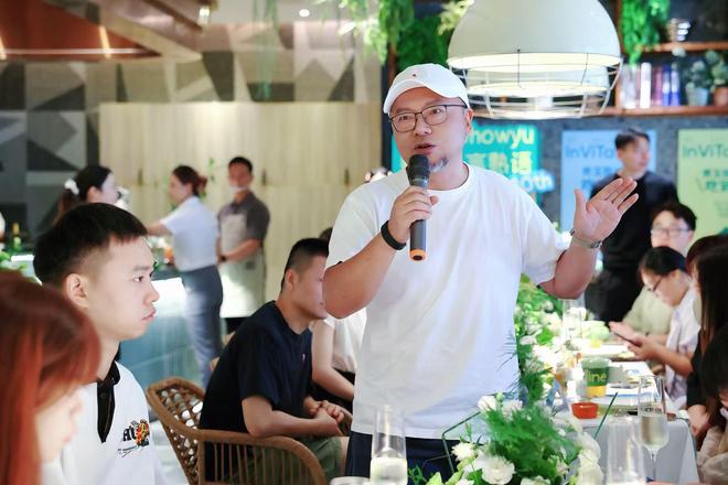 鉴会“秀玉我从小吃到大”见证品牌与食客的温情共生pg试玩“Show味·熟人餐桌”三十周年主题品(图2)